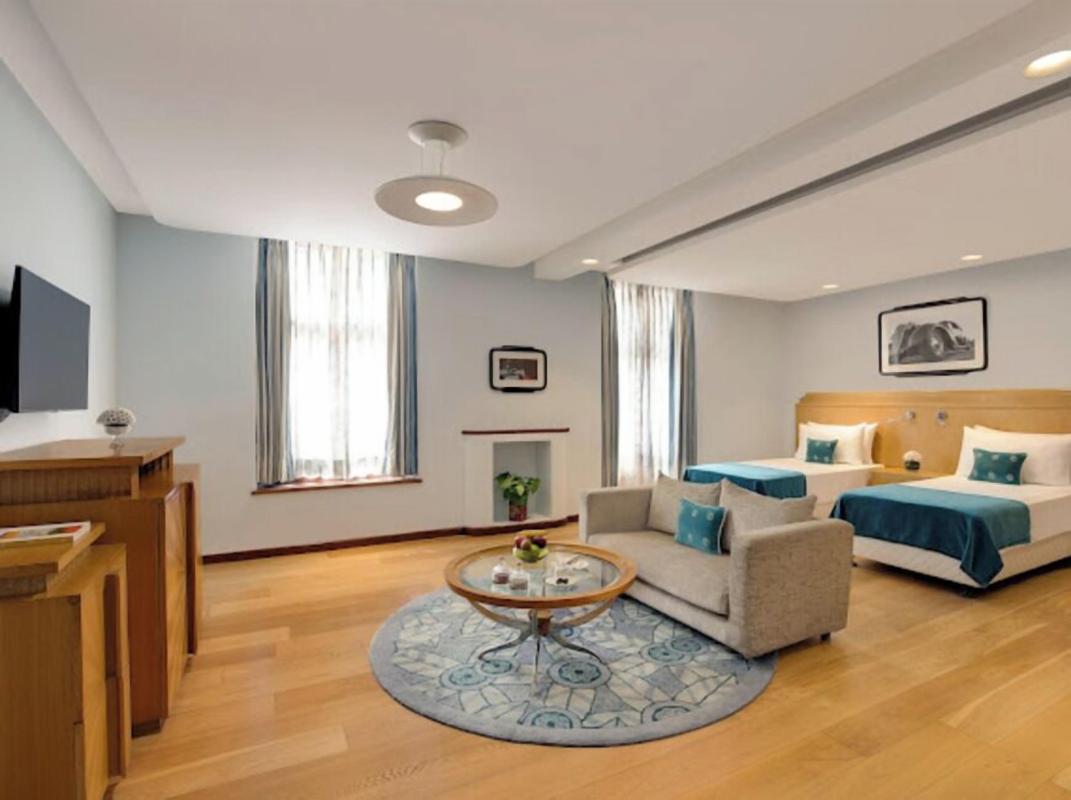 Ropa de cama de alta calidad, minibar, caja fuerte y escritorio