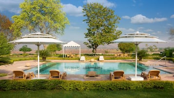 Piscine extérieure, parasols de plage, chaises longues