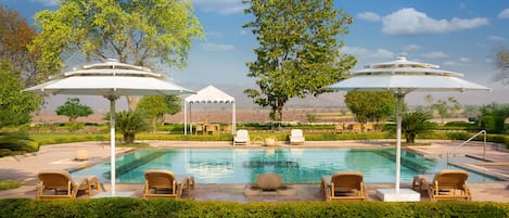 Piscine extérieure, parasols de plage, chaises longues