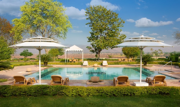 Piscine extérieure, parasols de plage, chaises longues