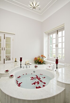 Deluxe Suite | Bathroom | Separate tub and shower, deep soaking tub, rainfall showerhead