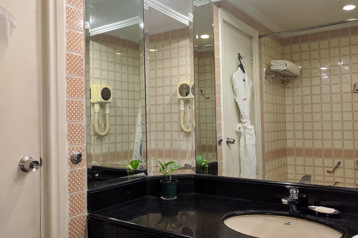 combined shower/bathtub, free toiletries, hair dryer, slippers