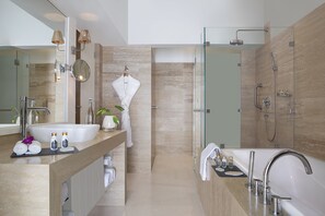 Superior Villa, 1 Katil Raja (King), Ocean View, Beachfront (Charm) | Bilik Mandi | Kelengkapan dandanan diri percuma, pengering rambut, jubah mandi 