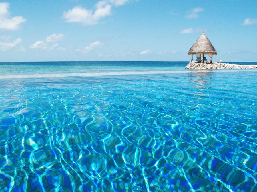 Piscina externa, guarda-sóis, espreguiçadeiras