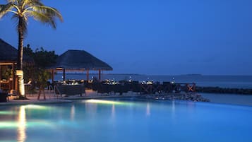 Piscina a l'aire lliure, para-sols i gandules