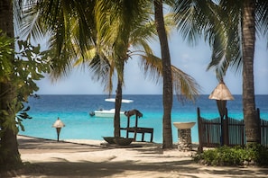 Privat strand, vit sandstrand, gratis strandcabanor och solstolar