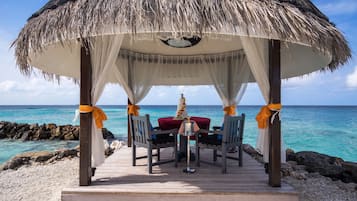 Hi ha 2 restaurants i s'hi serveixen esmorzars, dinars; plats de sushi