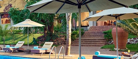 Utomhuspool och solstolar
