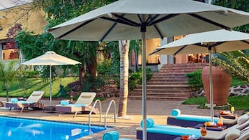 Outdoor pool, pool loungers