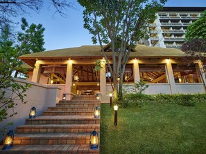 Breakfast, lunch and dinner served - The Pamodzi Hotel (Lusaka)