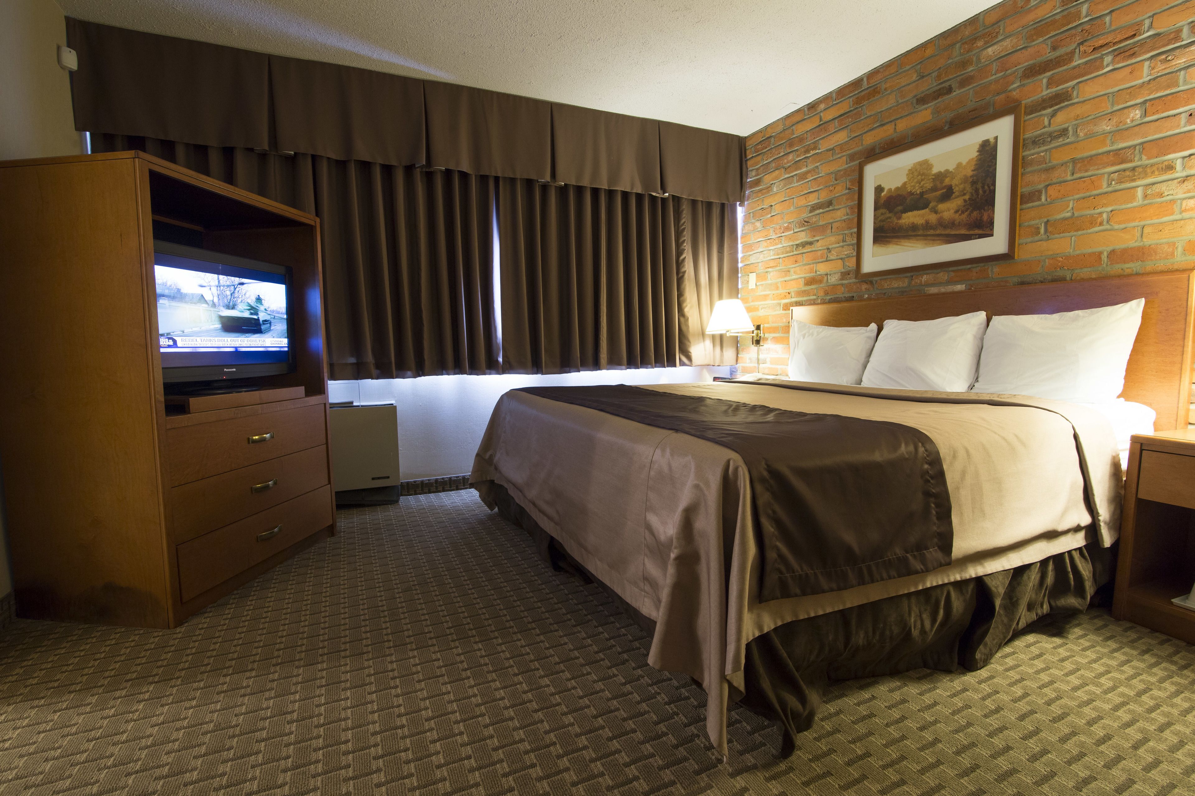 standard room, 1 king bed | in-room safe, desk, blackout curtains, iron/ironing board