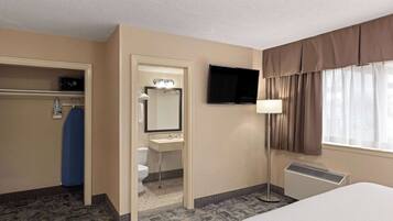 Een kluis op de kamer, een bureau, verduisterende gordijnen