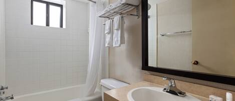 Un baño moderno con bañera, inodoro y lavamanos.