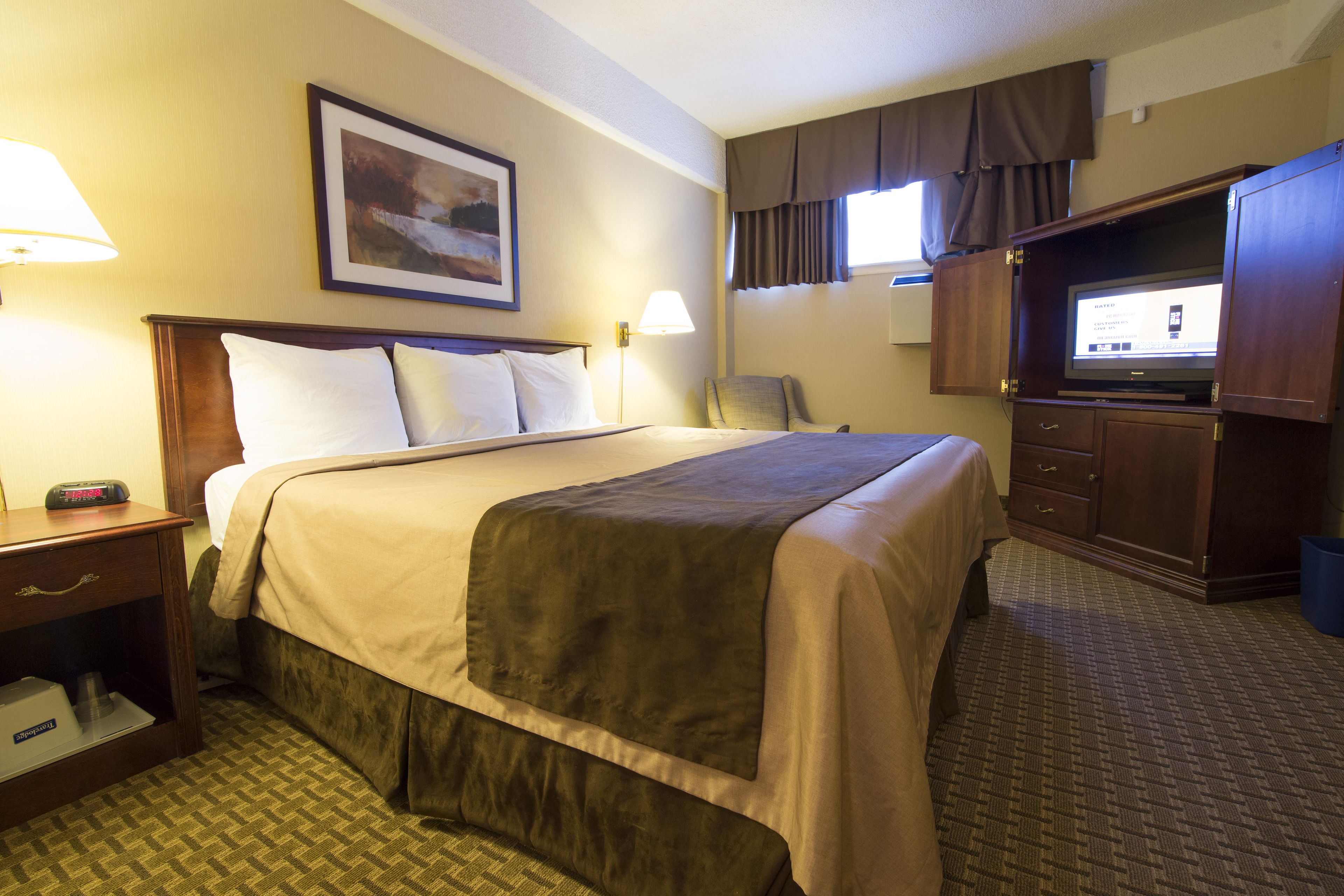 standard room, 1 king bed | in-room safe, desk, blackout curtains, iron/ironing board