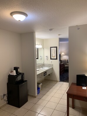Studio Suite, 1 King Bed, Non Smoking | Living area