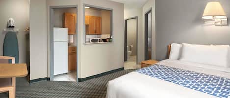 スイート ダブルベッド 2 台 禁煙 | デスク、WiFi (無料)、ベッドシーツ