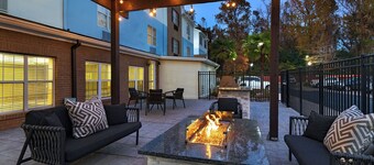 南巴吞鲁日万豪广场套房酒店