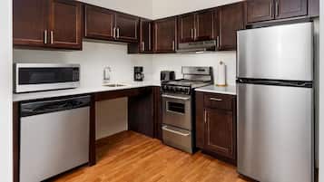 Full-size fridge, microwave, oven, stovetop