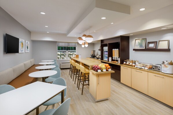 Free daily buffet breakfast 