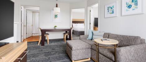 Een bureau, een strijkplank/strijkijzer, gratis babybedden, gratis wifi