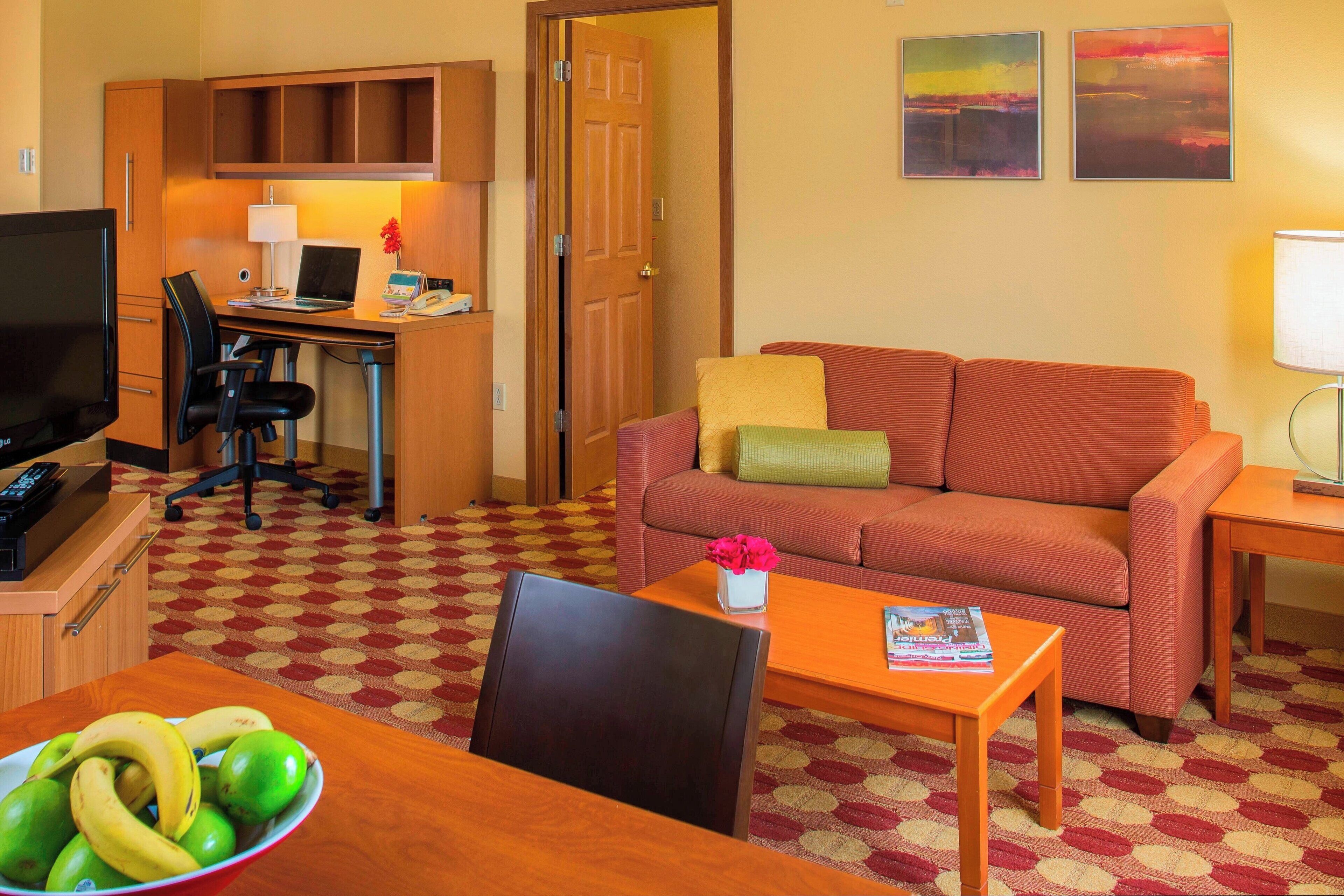 suite, 1 bedroom, non smoking | egyptian cotton sheets, premium bedding, desk, laptop workspace