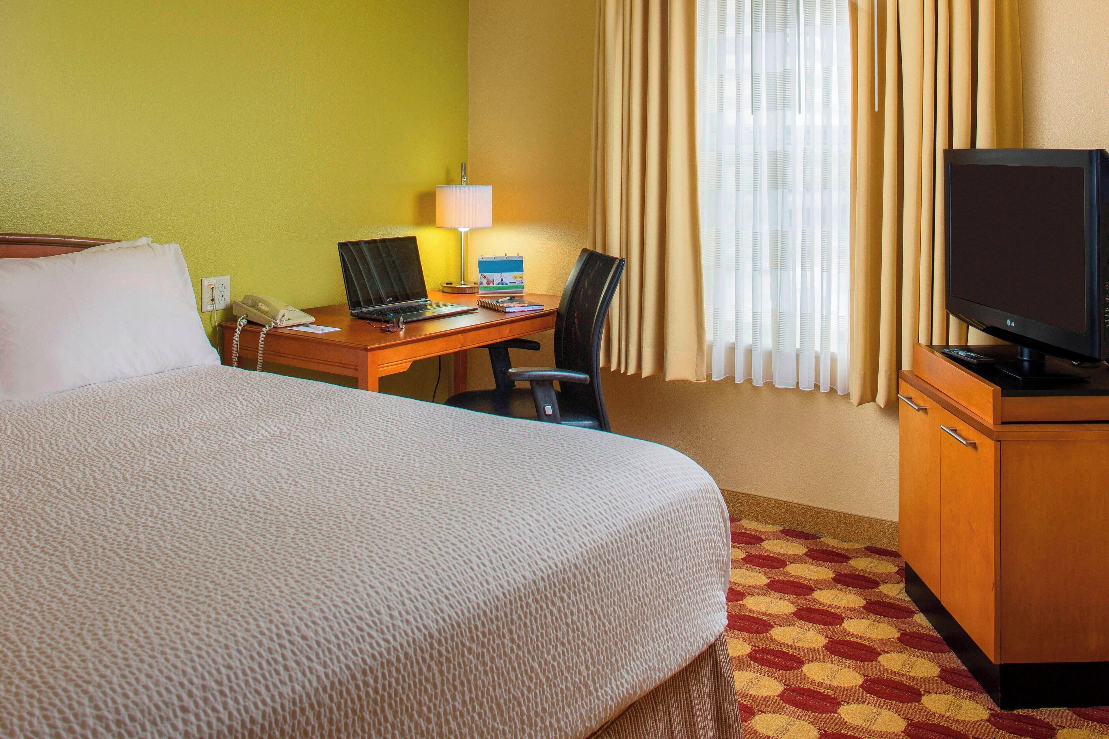 suite, 1 bedroom, non smoking | egyptian cotton sheets, premium bedding, desk, laptop workspace