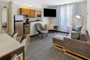 Suite, 2 Bedrooms | Living room
