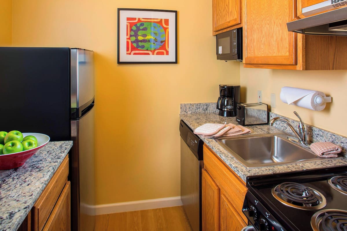 full-sized fridge, microwave, oven, stovetop