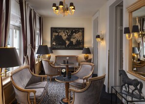 Siddeområde i lobbyen