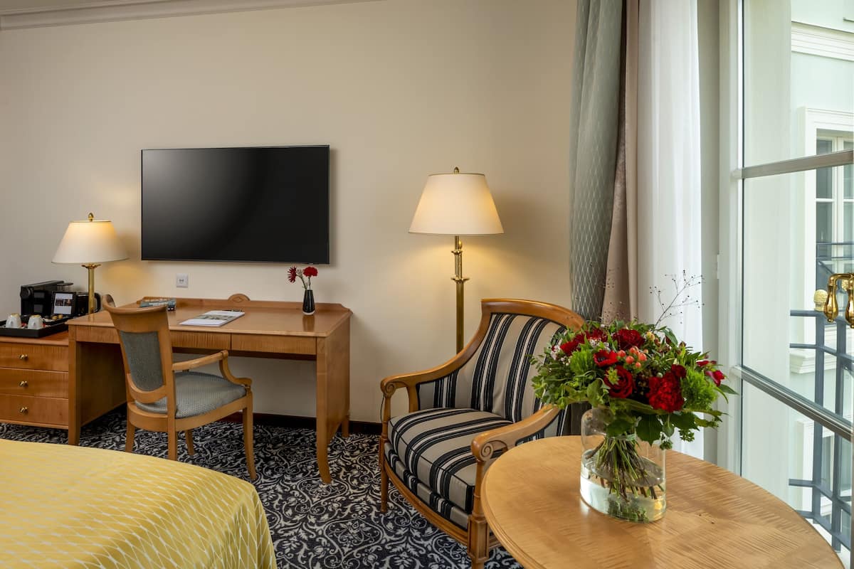Comfort Room | In-room safe, desk, soundproofing, iron/ironing board