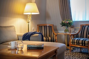 Deluxe Room | Living area