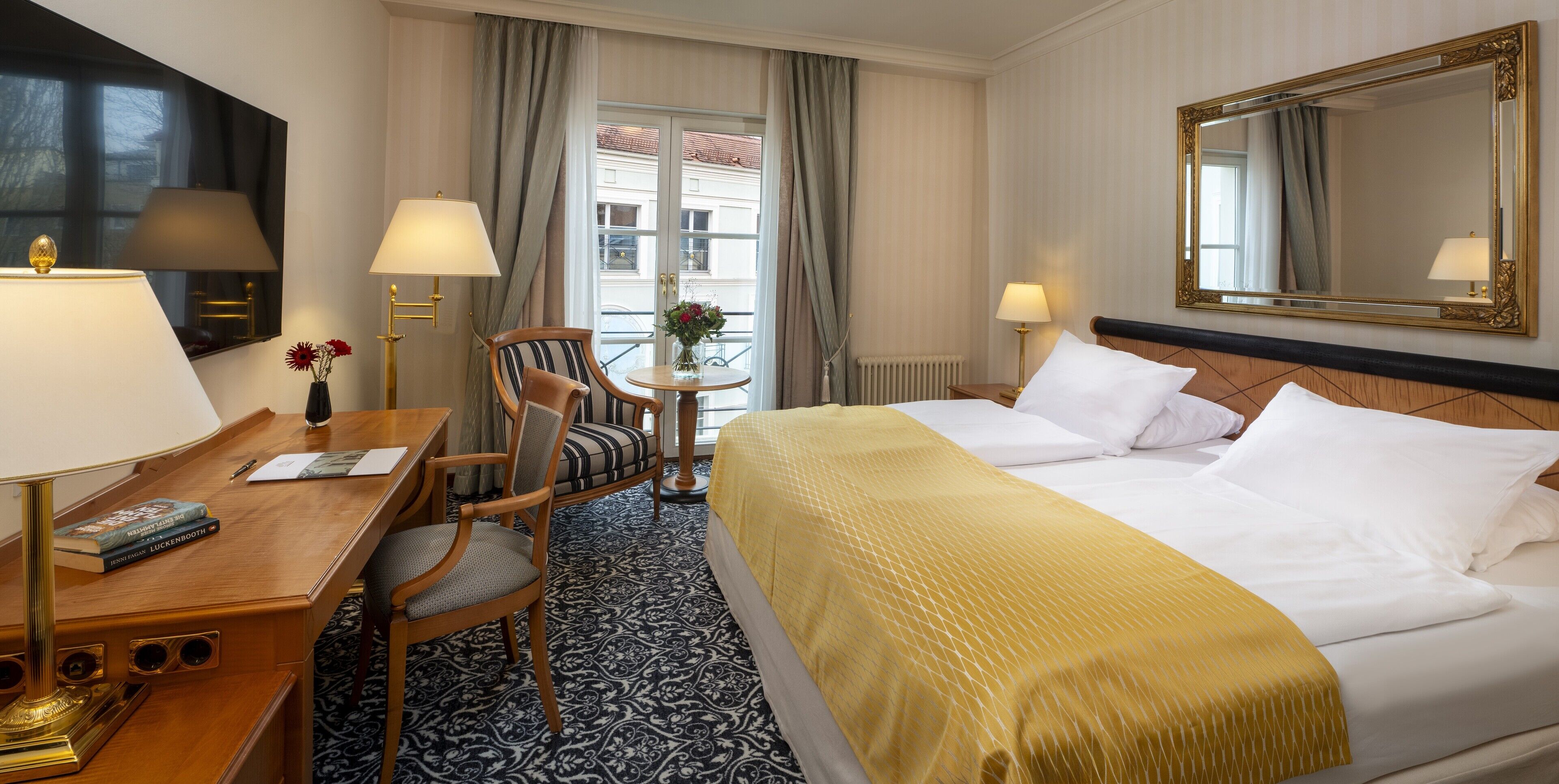 Comfort kamer | Een kluis op de kamer, een bureau, geluiddichte muren