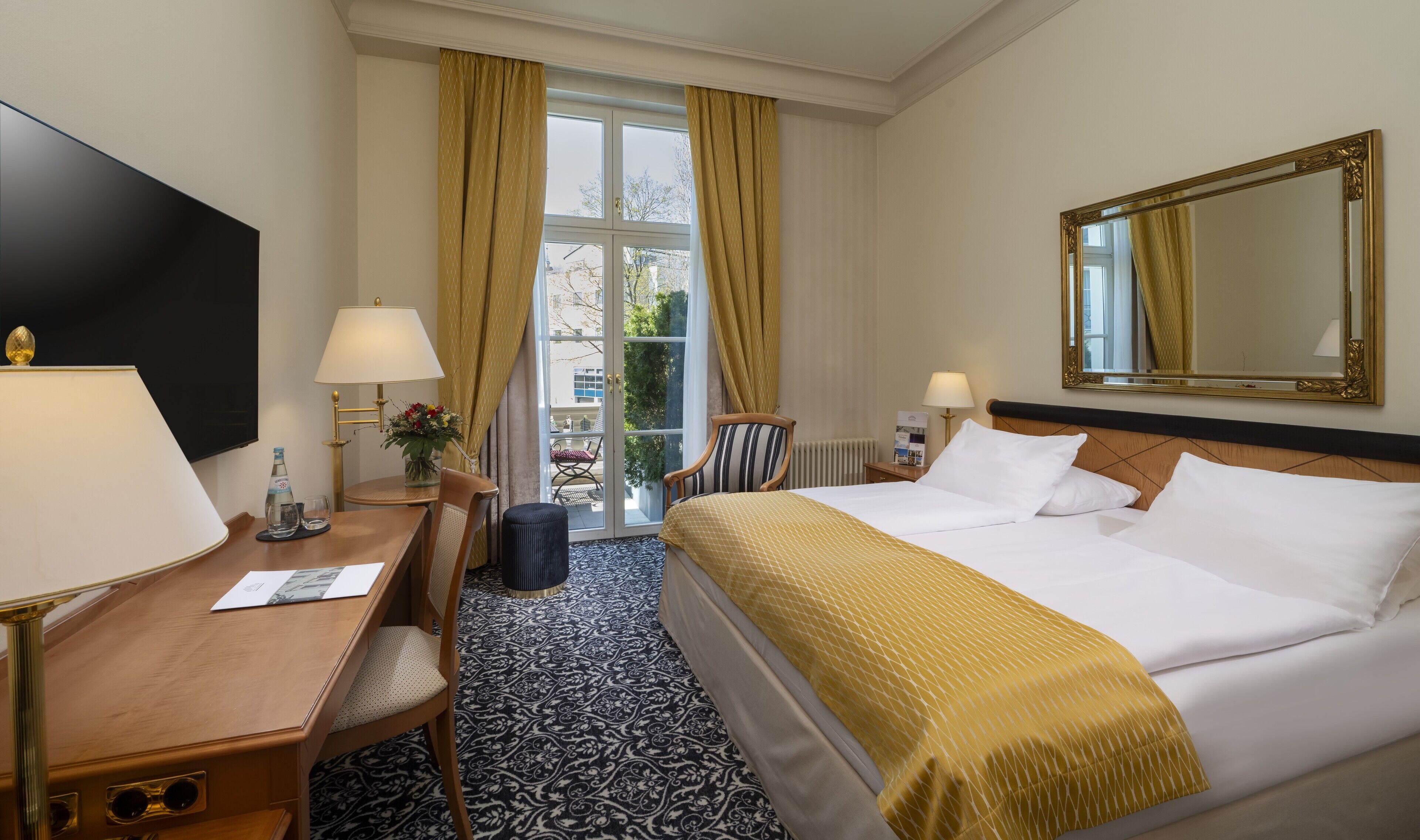 Superior Zimmer mit Balkon | Een kluis op de kamer, een bureau, geluiddichte muren