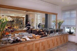 每日供应自助式早餐（每人 EUR 23）