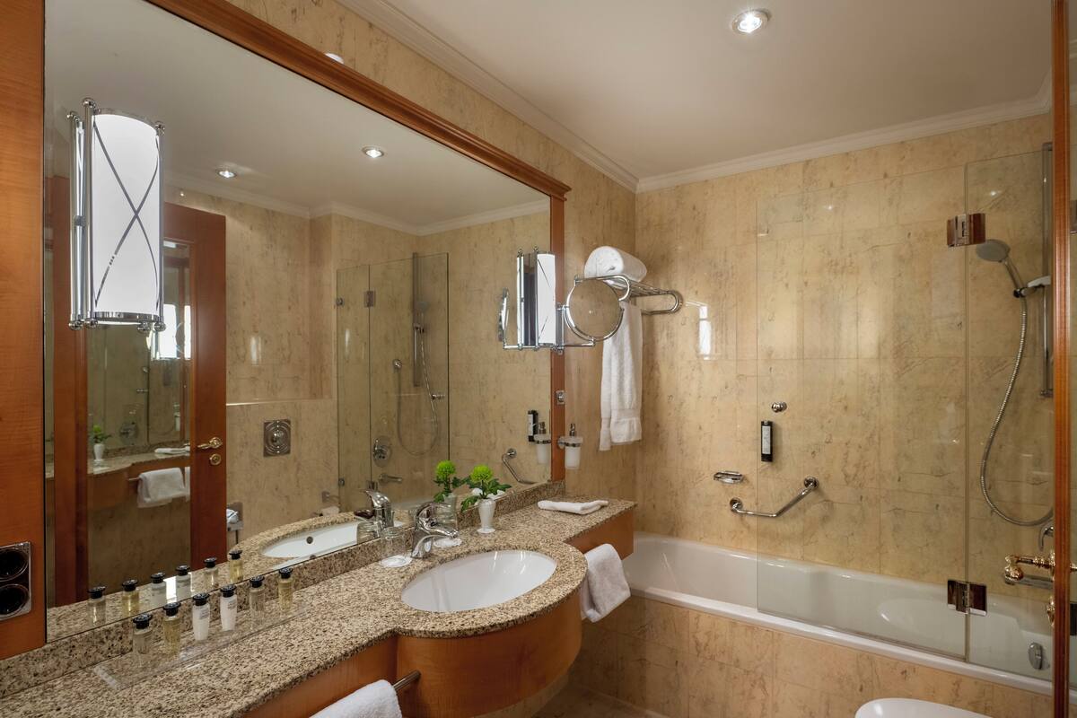 junior studio, 1 bedroom | bathroom | shower, free toiletries, hair dryer, towels