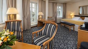 Junior Studio, 1 Bedroom | In-room safe, desk, soundproofing, iron/ironing board