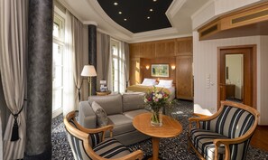 Executive Studio, 1 Bedroom | 1 bedroom, in-room safe, desk, soundproofing