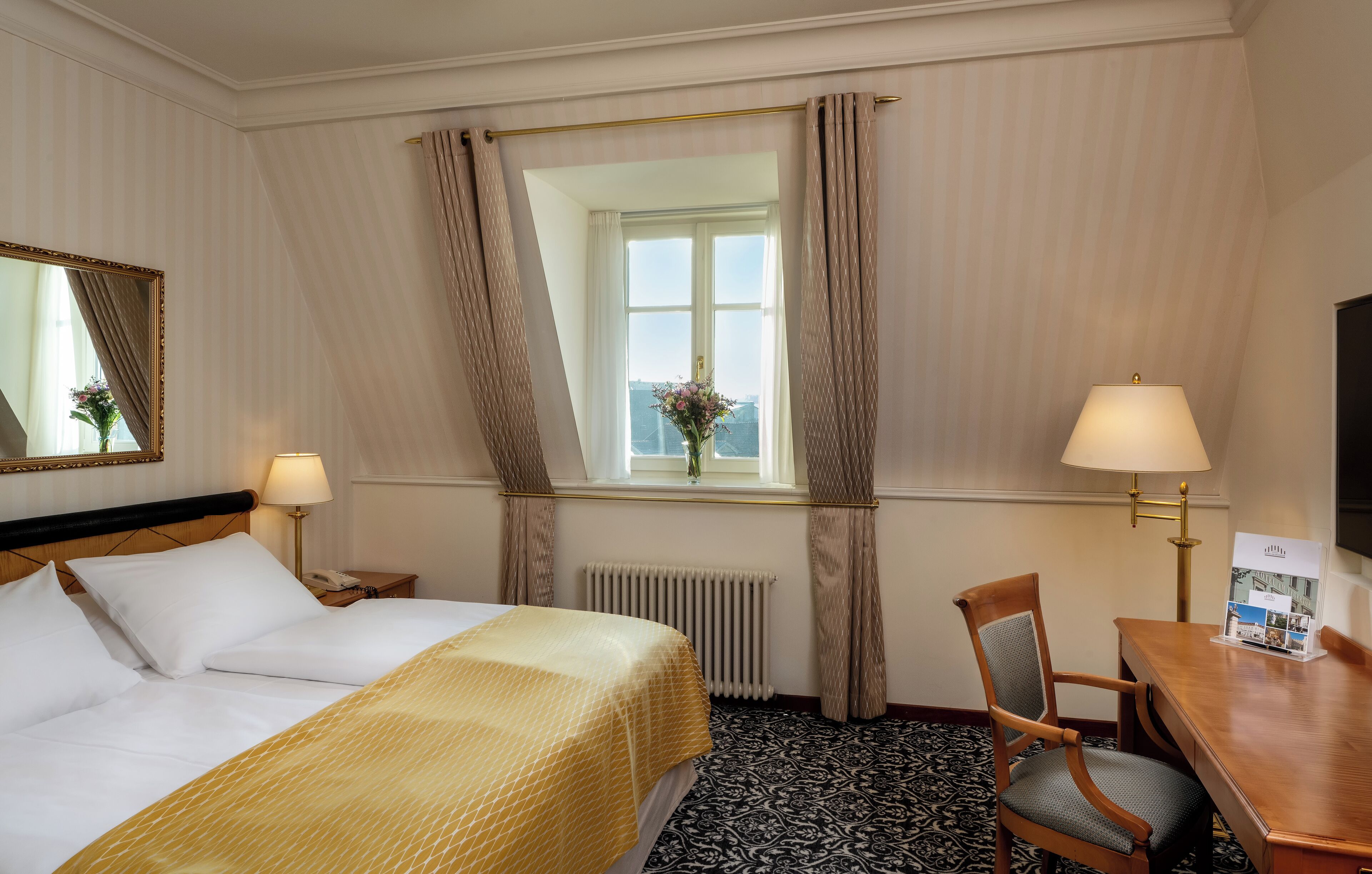 Rom – deluxe | Safe på rommet, skrivebord, lydisolert og strykejern/-brett