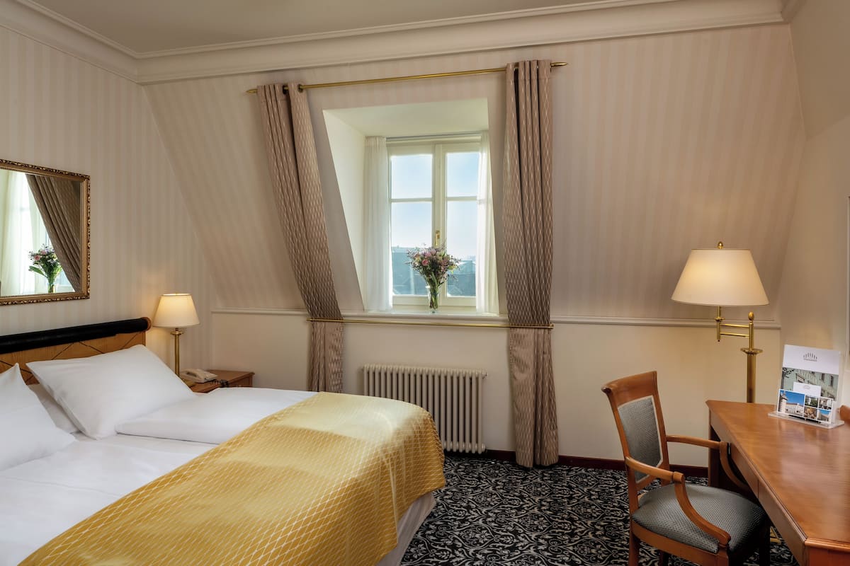 Rom – deluxe | Safe på rommet, skrivebord, lydisolert og strykejern/-brett