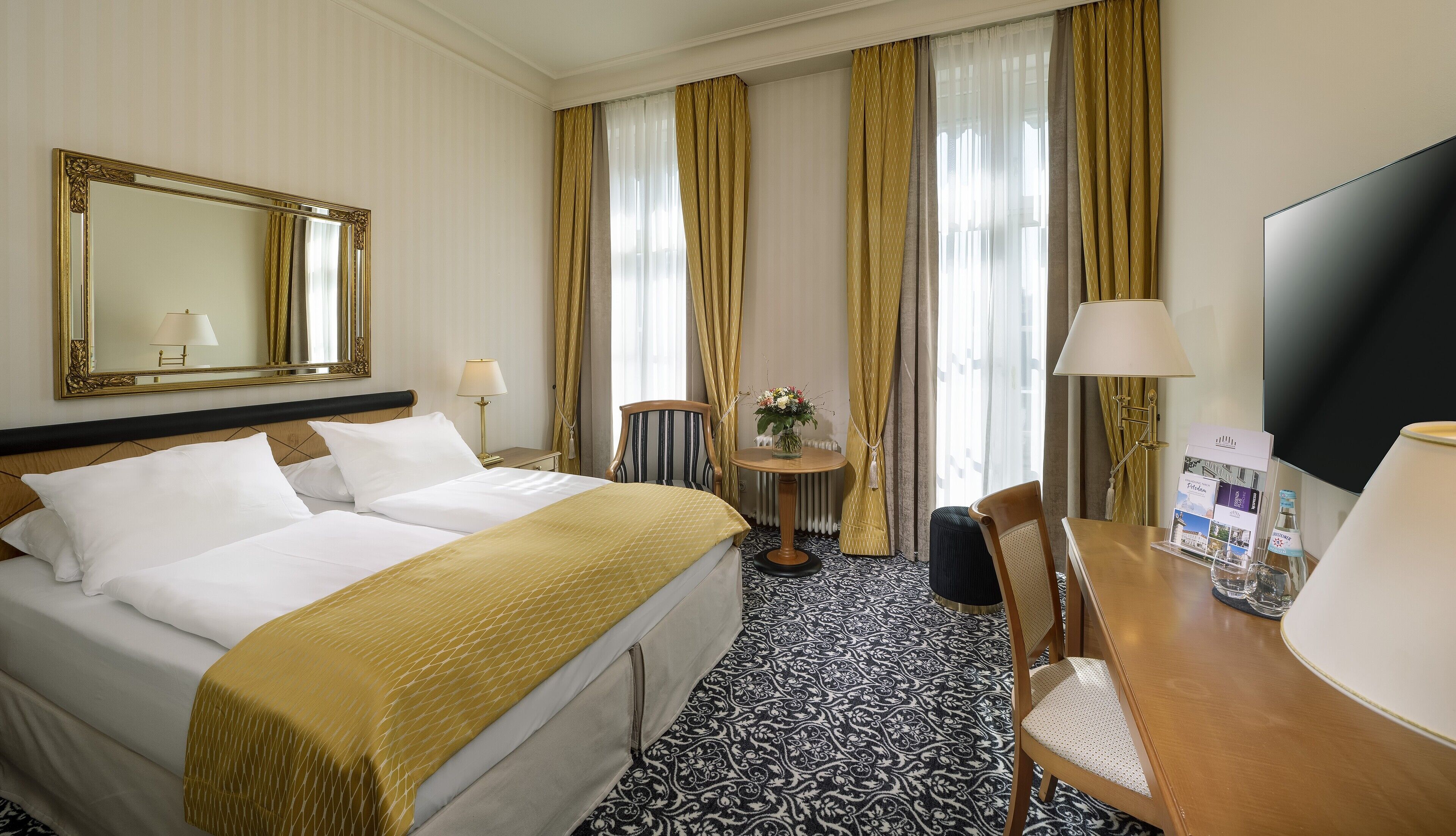 Komfort Zimmer mit Balkon | Een kluis op de kamer, een bureau, geluiddichte muren