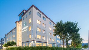 Un hôtel à plusieurs étages au design moderne, avec une enseigne bien visible indiquant « Best Western Hotel am Papierberg ».