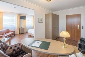 Hypo-allergenic bedding, minibar, in-room safe, desk