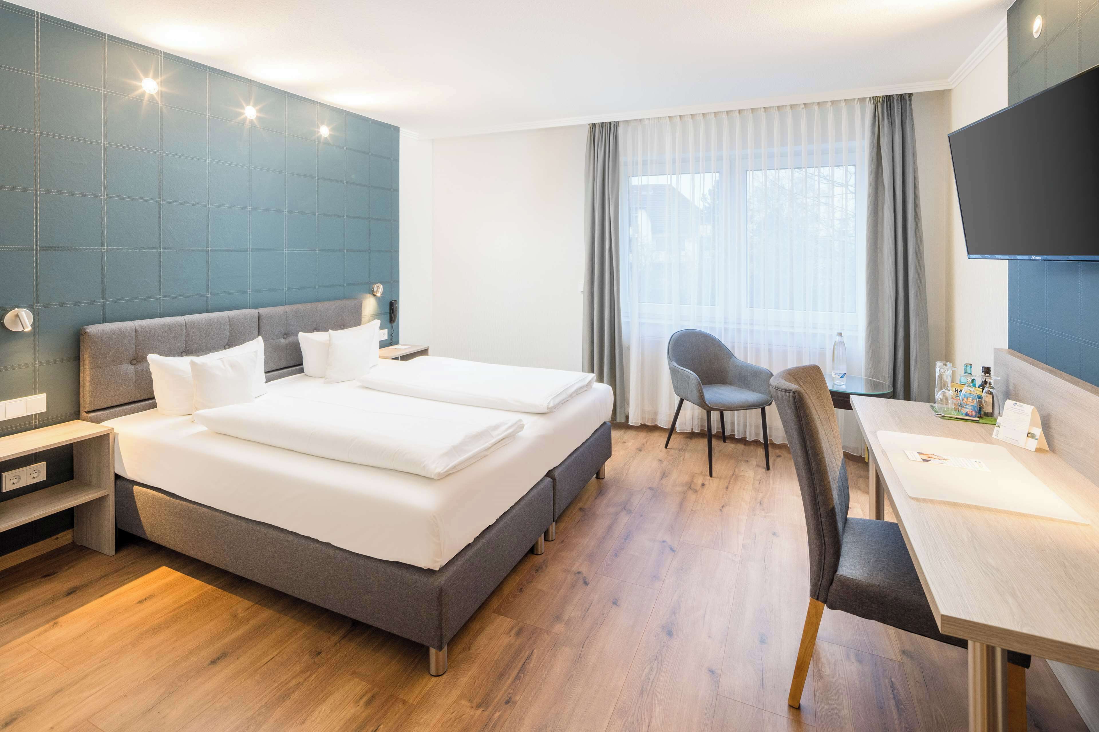 standard room, 1 double bed | hypo-allergenic bedding, minibar, in-room safe, desk