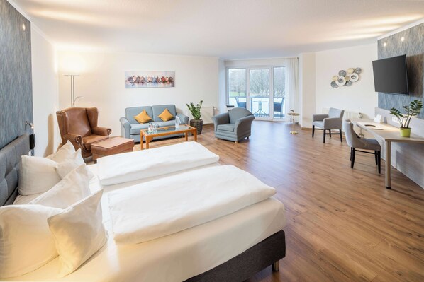 Deluxe Room, 1 Double Bed (Cozy Sitting Corner) | Hypo-allergenic bedding, minibar, in-room safe, desk