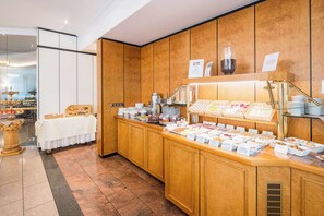 Free daily buffet breakfast