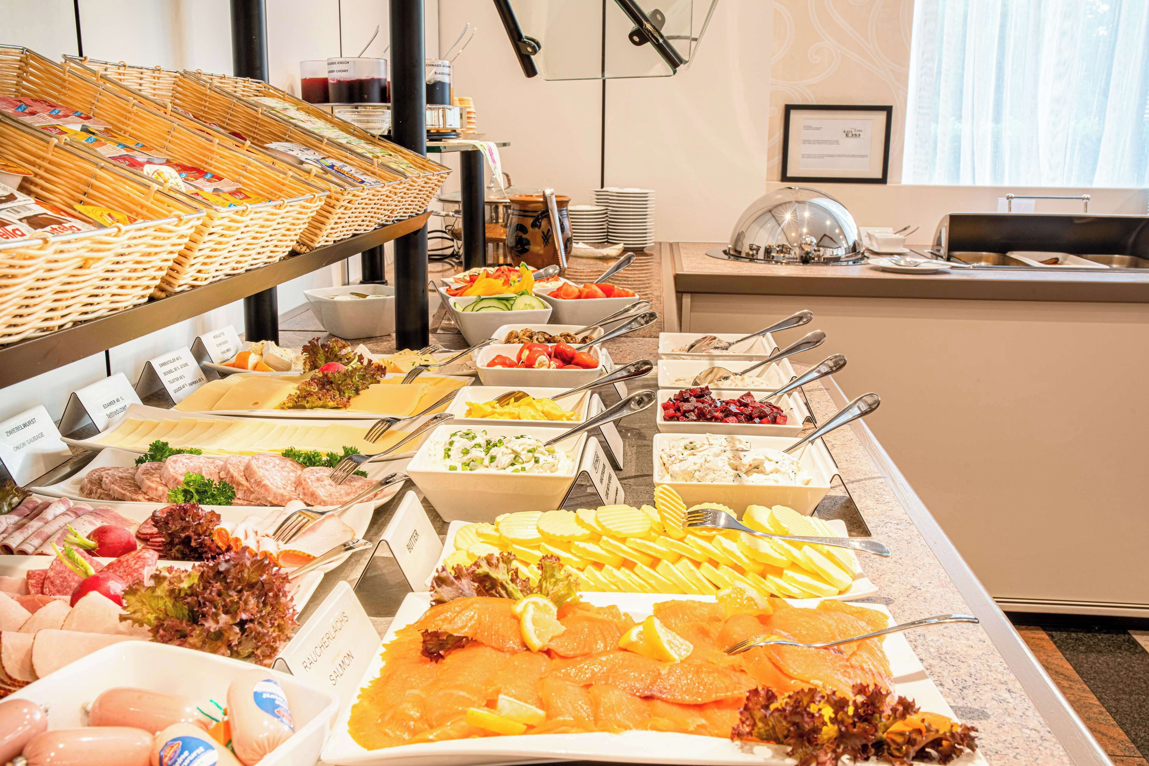 朝食 (ビュッフェ)、毎日提供 (無料)