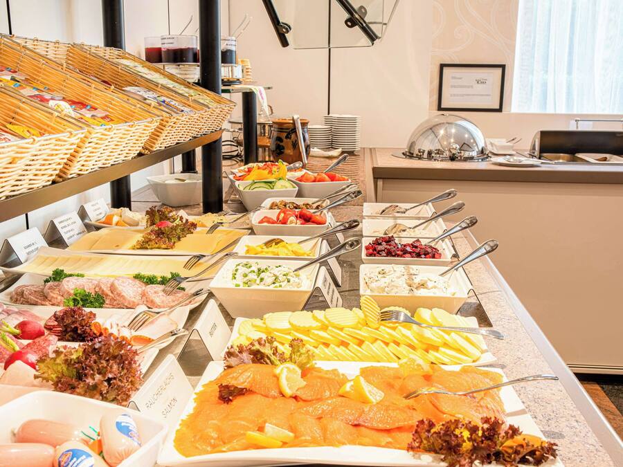Café da manhã com buffet grátis todos os dias