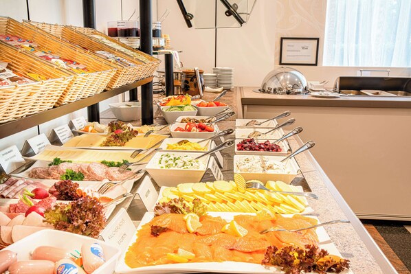 Café da manhã com buffet grátis todos os dias