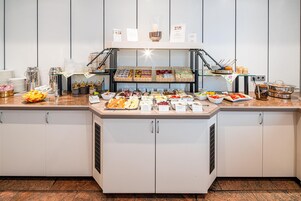 Una mesa de buffet con diferentes alimentos y salsas.