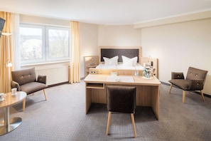 Standardzimmer, 1 Doppelbett | Allergikerbettwaren, Minibar, Zimmersafe, Schreibtisch